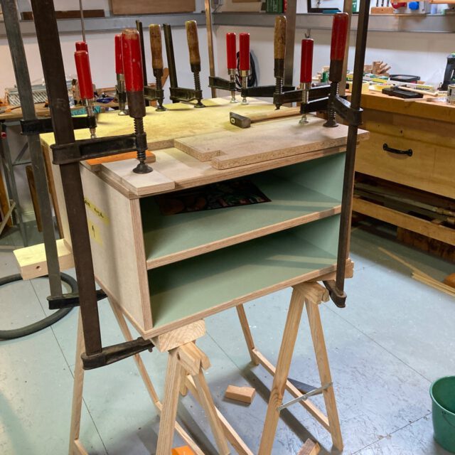Druckerwagen für aapm. 21mm Birke Multiplex, Verbindungen mit Lamello Flachdübeln, aussen schlicht gewachst, innen Salbeigrün lackiert.
⠀⠀⠀⠀⠀⠀⠀⠀⠀⠀⠀⠀⠀⠀⠀⠀⠀⠀⠀⠀⠀⠀⠀⠀⠀⠀⠀⠀⠀⠀⠀⠀⠀⠀⠀⠀⠀⠀⠀⠀⠀⠀⠀⠀⠀⠀⠀⠀⠀⠀ ⠀⠀⠀⠀⠀⠀⠀⠀⠀⠀⠀⠀⠀⠀
⠀⠀⠀⠀⠀⠀⠀⠀⠀⠀⠀⠀⠀⠀⠀⠀⠀⠀⠀⠀⠀⠀⠀⠀⠀⠀⠀⠀⠀⠀⠀⠀⠀⠀⠀⠀
#wood #holz #woodworking #holzbau #holzliebe #Birke #interior #interiordesign #office #architekturbüro #art #fashion #architecture #decor #style #home #homedecor #flachdübel #instagood #beautiful #photooftheday #luxury #designer #altendorf #Lamello