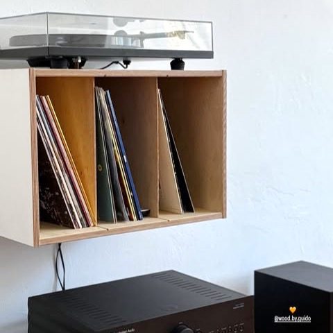 Hängeregal für @itsmatildi für einen Plattenspieler und LP´s aus Multiplex. 15mm Multiplex, Birke, Verbindungen mit Lamello Flachdübeln, aussen weiss gewachst, innen natur.
⠀⠀⠀⠀⠀⠀⠀⠀⠀⠀⠀⠀⠀⠀⠀⠀⠀⠀⠀⠀⠀⠀⠀⠀⠀⠀⠀⠀⠀⠀⠀⠀⠀⠀⠀⠀⠀⠀⠀⠀⠀⠀⠀⠀⠀⠀⠀⠀⠀⠀ ⠀⠀⠀⠀⠀⠀⠀⠀⠀⠀⠀⠀⠀⠀
⠀⠀⠀⠀⠀⠀⠀⠀⠀⠀⠀⠀⠀⠀⠀⠀⠀⠀⠀⠀⠀⠀⠀⠀⠀⠀⠀⠀⠀⠀⠀⠀⠀⠀⠀⠀
#wood #holz #woodworking #holzbau #holzliebe #Birke #interior #interiordesign #living#architekturbüro #art #fashion #architecture #decor #style #home #homedecor #flachdübel #instagood #beautiful #photooftheday #luxury #designer #altendorf #Lamello