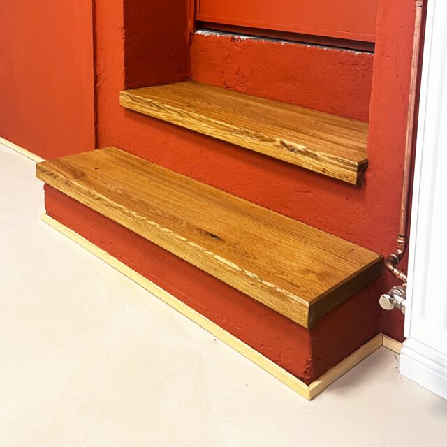 Treppenstufen für @helgaloehrer aus Eiche Leimholz. Um die unterschiedlichen Steigungen der Stufen auszugleichen teils aufgedoppelt. Alle Kanten wurden an der Tischfräse mit einer45° Fase versehen.
⠀⠀⠀⠀⠀⠀⠀⠀⠀⠀⠀⠀⠀⠀⠀⠀⠀⠀⠀⠀⠀⠀⠀⠀⠀⠀⠀⠀⠀⠀⠀⠀⠀⠀⠀⠀⠀⠀⠀⠀⠀⠀⠀⠀⠀⠀⠀⠀⠀⠀ ⠀⠀⠀⠀⠀⠀⠀⠀⠀⠀⠀⠀⠀⠀
⠀⠀⠀⠀⠀⠀⠀⠀⠀⠀⠀⠀⠀⠀⠀⠀⠀⠀⠀⠀⠀⠀⠀⠀⠀⠀⠀⠀⠀⠀⠀⠀⠀⠀⠀⠀
#wood #holz #woodworking #holzbau #holzliebe #Eiche #interior #interiordesign #living #art #fashion #architecture #decor #style #home #homedecor #Fasefräser #instagood #beautiful #photooftheday #luxury #designer #altendorf